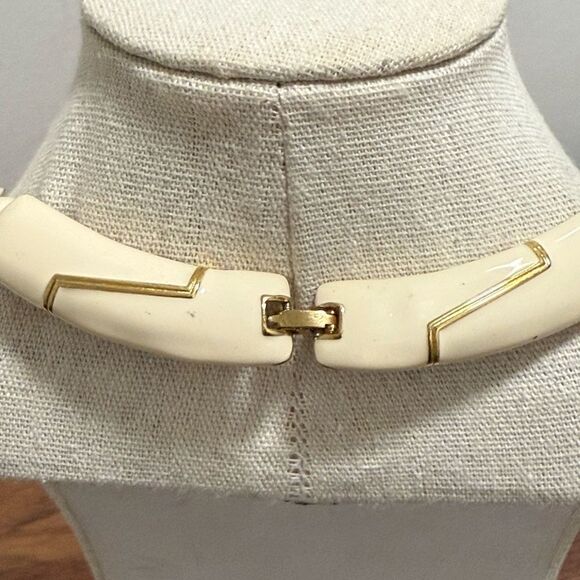 Vintage Rare Monet Signed GoldTone & Cream Resin Collar Necklace. 1980’s. - Picture 3 of 6